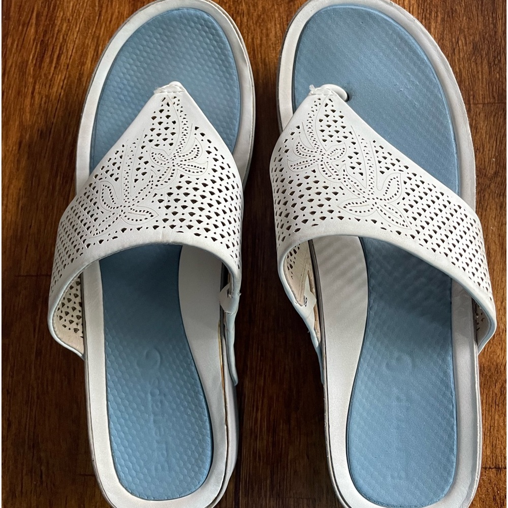 Baretraps White Palm tree Sandal. Size 8 M